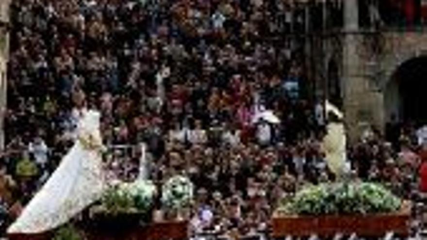 Acogida masiva al encuentro de La Resurrección en la plaza Mayor