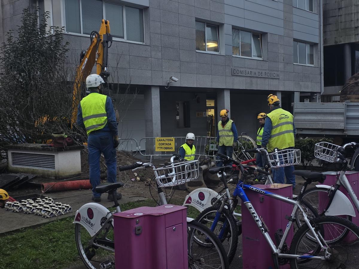 Los operarios trabajando en la zona.