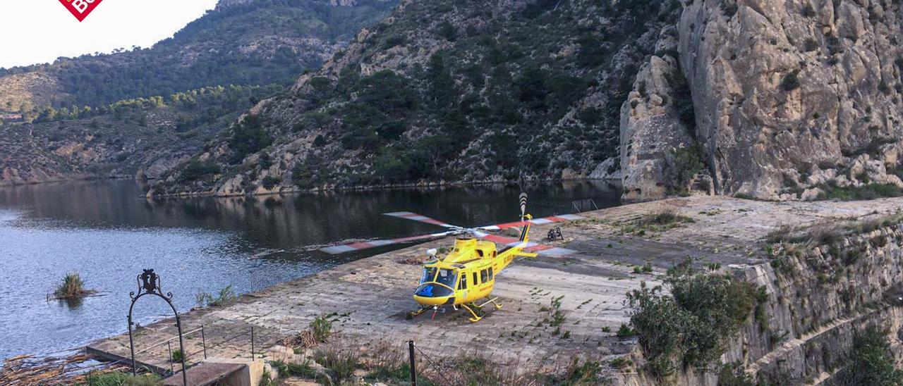 El helicóptero de rescate sobre la presa del pantano de Tibi, a primera hora de este lunes.