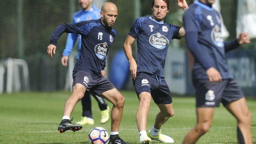 Pedro Mosquera disputa un balón con Laure durante el entrenamiento de ayer en Abegondo.