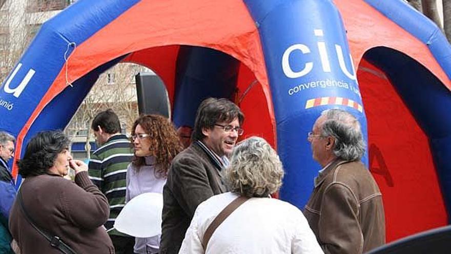 Carpa de CiU a la plaça de Santa Eugènia