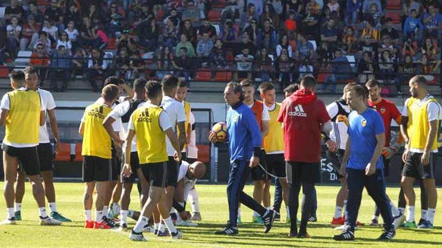 Cesare Prandelli imparte instrucciones en el entrenamiento de ayer.