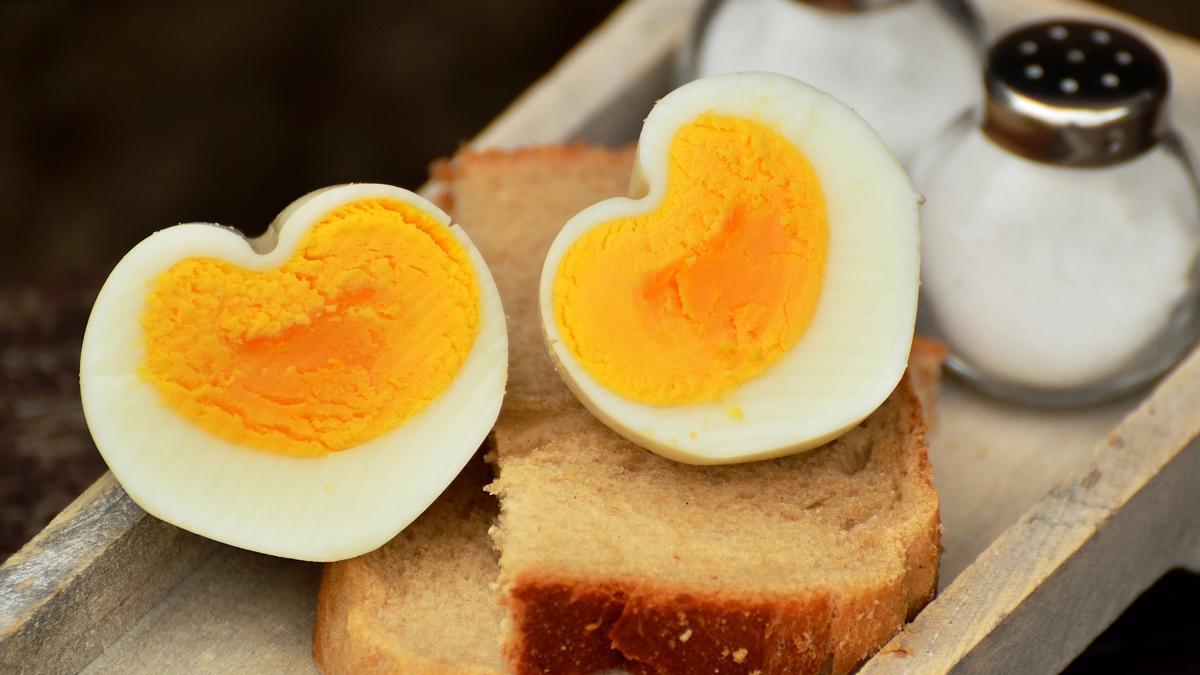 El huevo, a poder ser solo claras, es un alimento rico en proteína