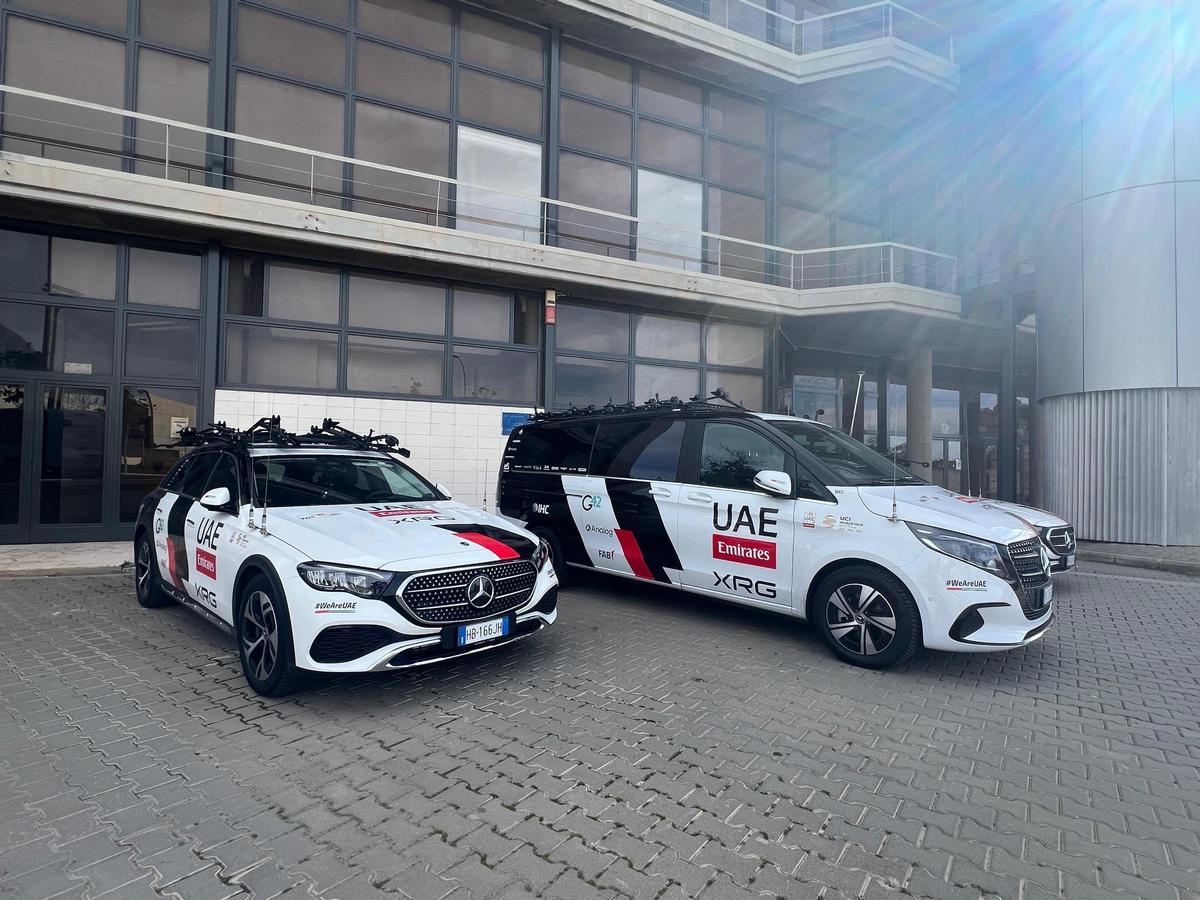 Coches del UAE en València este miércoles.