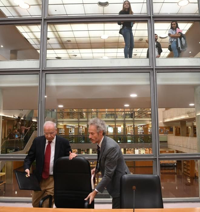 Sobre la situación en Cataluñam, el exvicepresidente del Gobierno critica que "los que tienen la misión de hacer cumplir" la ley "violen el sistema democrático".