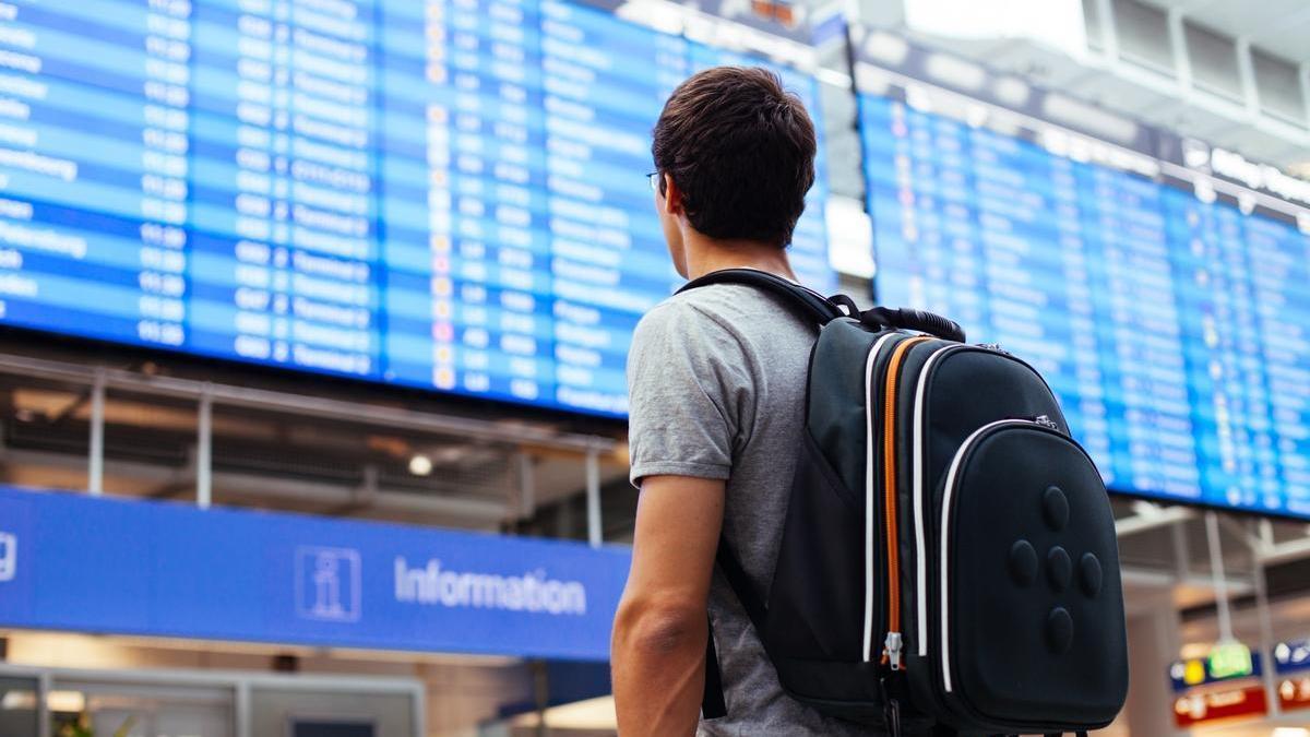 Viajero en un aeropuerto.