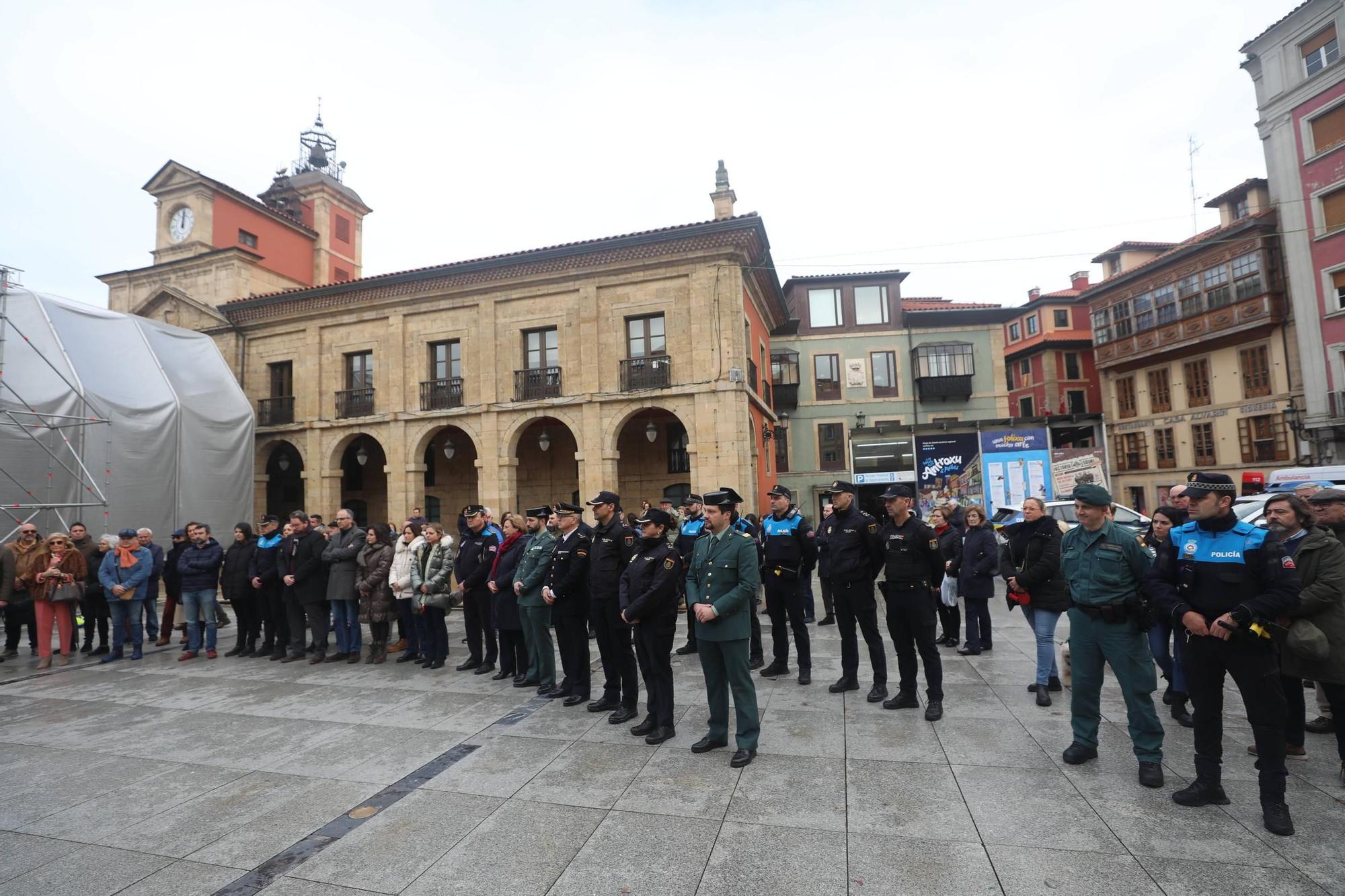 EN IMÁGENES: Avilés se suma al minuto de silencio por el asesinato en acto de servicio de dos guardias civiles en Barbate