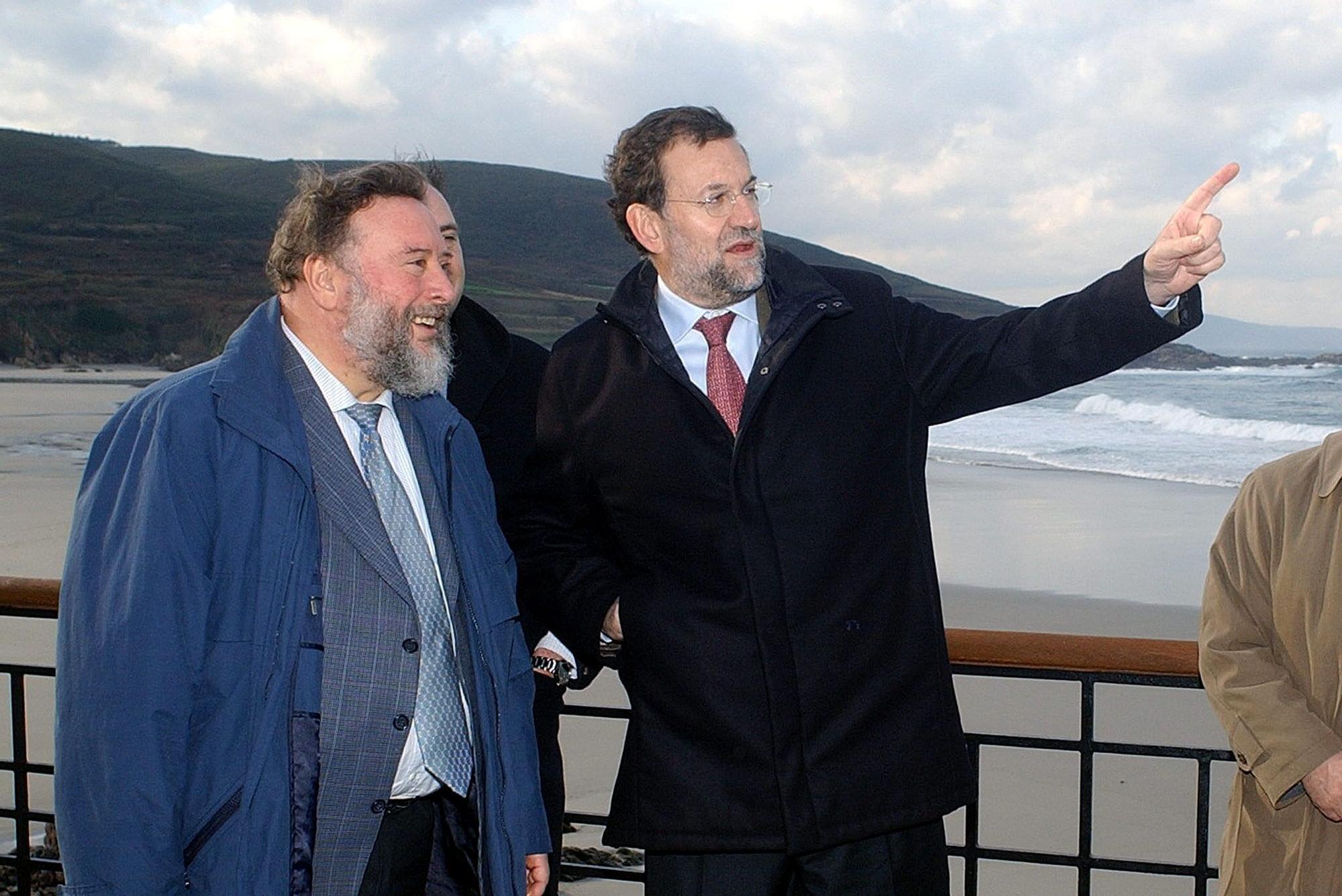 El exconselleiro, junto al por entonces vicepresidente del Gobierno, Mariano Rajoy, en diciembre del 2003, en A Laracha, en una visita a las playas que habían sido anegadas por el fuel meses antes.