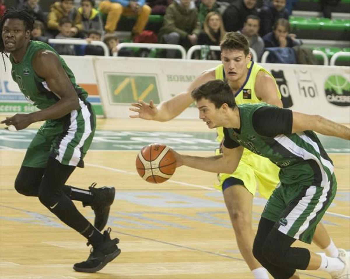 El Cáceres viaja hoy con renovada fe a Oviedo