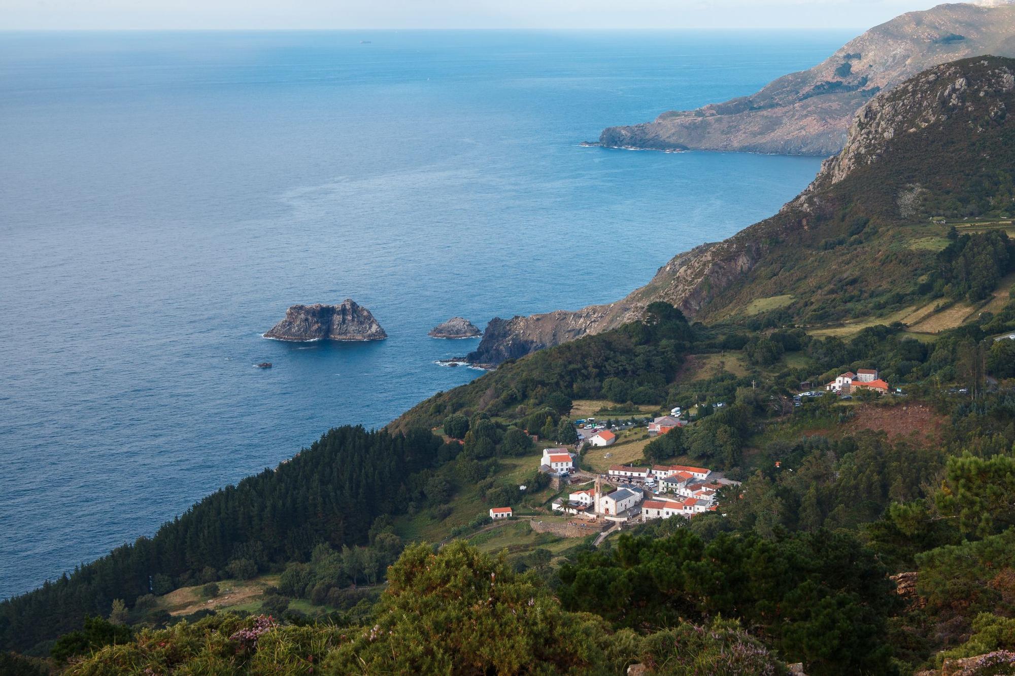 Vistas de San Andrés de Teixido desde el mirador.