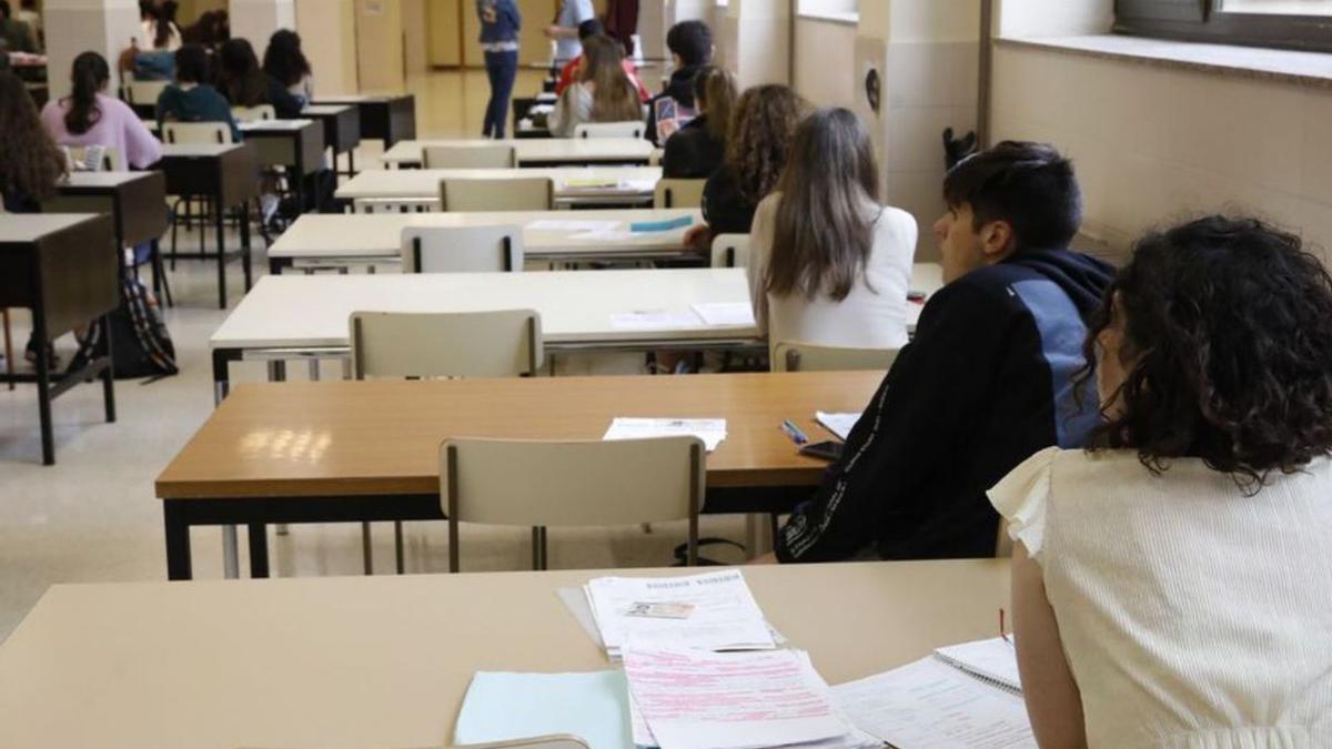 Alumnos en una prueba de EBAU en Gijón. | Ángel González