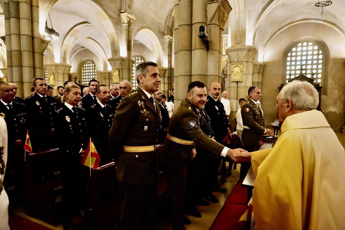 Alcaldesa, Carmen Moriyón, y el concejal de Relaciones Institucionales y Juventud, Jorge González-Palacios, asisten a la ofrenda floral a la Virgen del Carmen, patrona de La Armada.