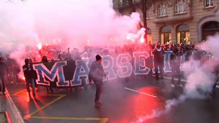 Heridos dos vigilantes de San Mamés agredidos por hinchas del Marsella al inicio del partido en Bilbao