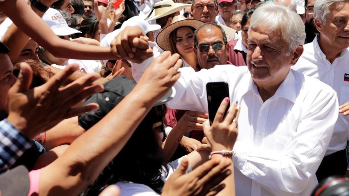 Andrés Manuel López Obrador saluda a simpatizantes  en la ciudad de Zitacuaro, en el estado mexicano de Michoacán.