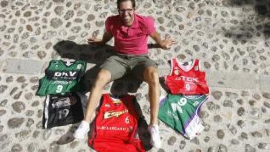 Paco Vázquez con las camisetas que ha vestido en ACB