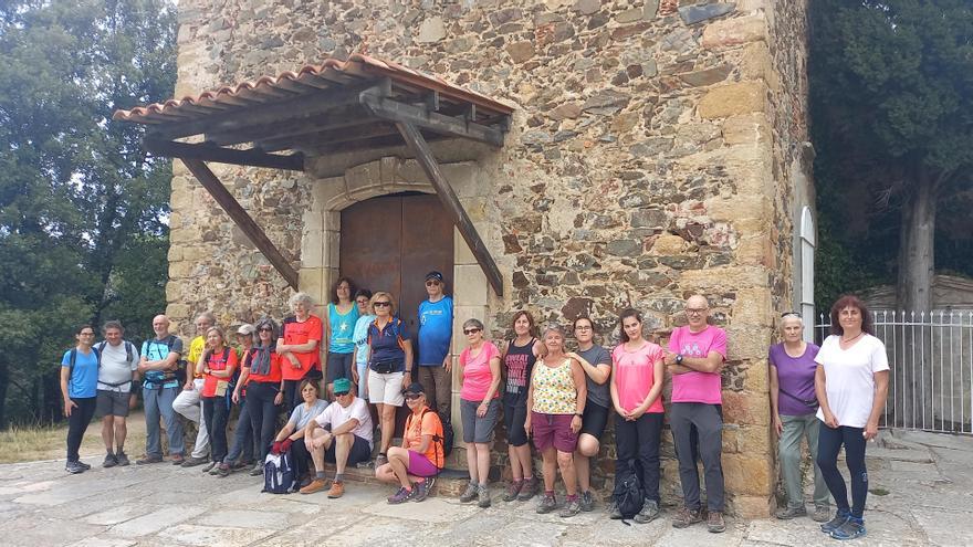 El grup davant l'ermita de Santa Maria del Montnegre