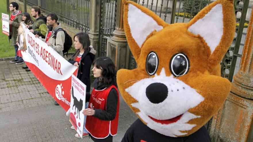 Activistas de la fundación Equanimal, durante la protesta ante la sede de la Xunta