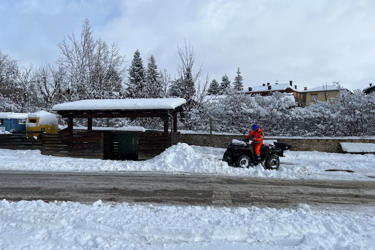 Una màquina llevaneus retirant neu a la vorera de davant l’escola Alfons I de Puigcerdà.