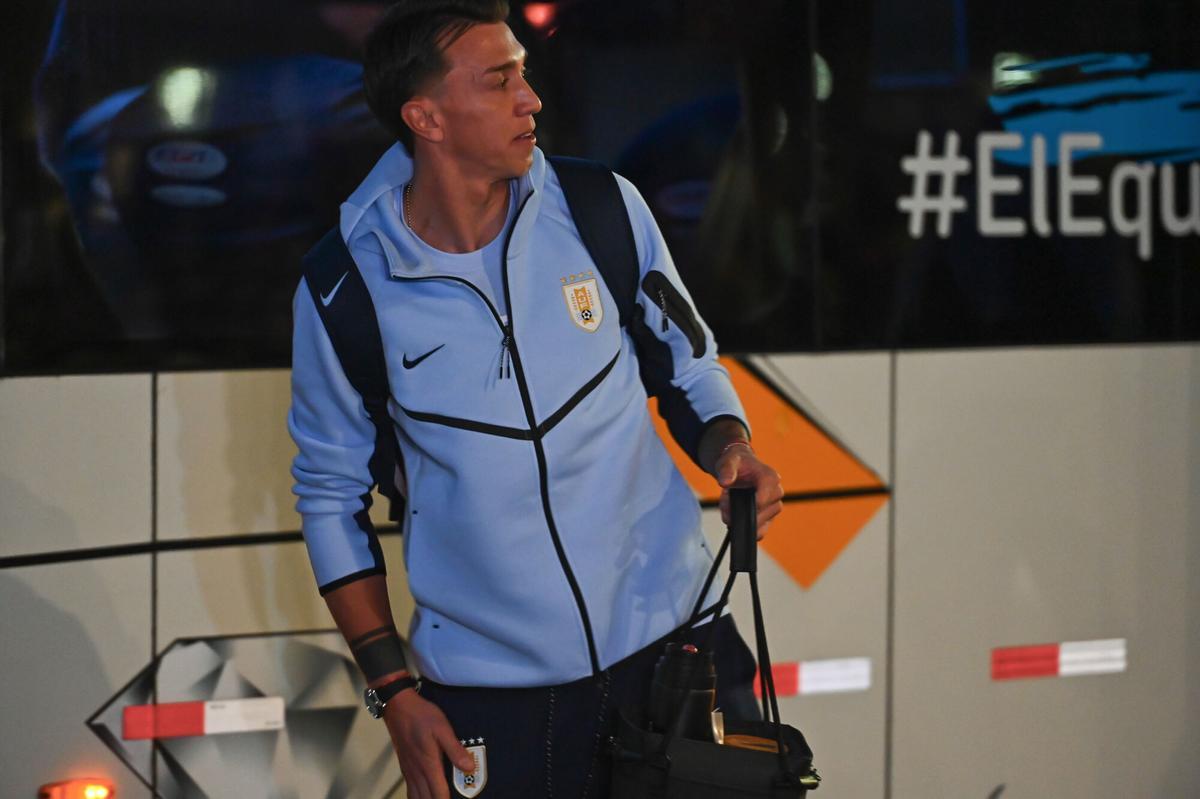AME304. MONTEVIDEO (URUGUAY), 09/06/2026.- Fernando Muslera de Uruguay reacciona este martes, durante la despedida a la selección en el Aeropuerto de Carrasco en Montevideo (Uruguay). EFE/ Federico Gutiérrez