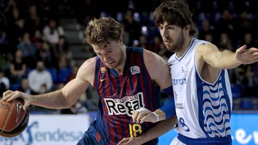 .- El ala pivot estadounidense del Barcelona Regal Judson Wallace (i) intenta superar la defensa del alero del Lucentum Alicante Alberto Jódar, durante el partido correspondiente a la decimoquinta jornada de la Liga ACB que ambos equipos juegan esta mañana en el Palau Balugrana de Barcelona.