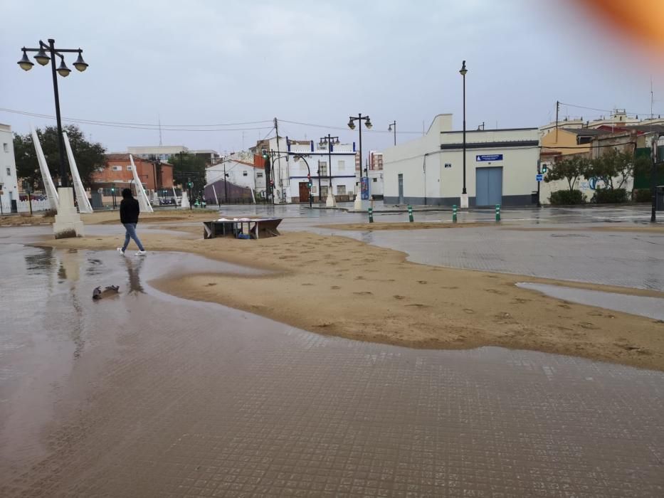 El viento levanta arena en el paseo marítimo de València