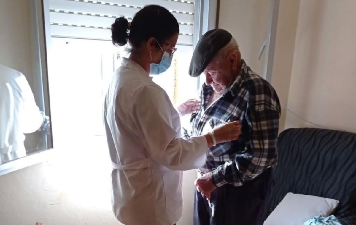 Imagen de archivo de una trabajadora del servicio de ayuda a domicilio.