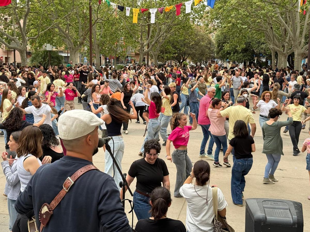 Ball de bot en la plaza Ramon Llull de Manacor.