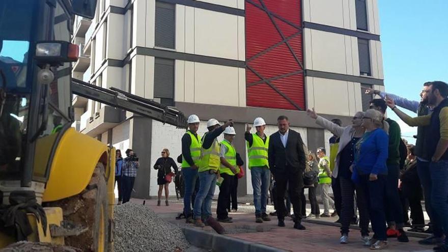 Gil y Fernández supervisaron ayer los trabajos finales de los edificios del barrio de San Fernando junto a los vecinos.