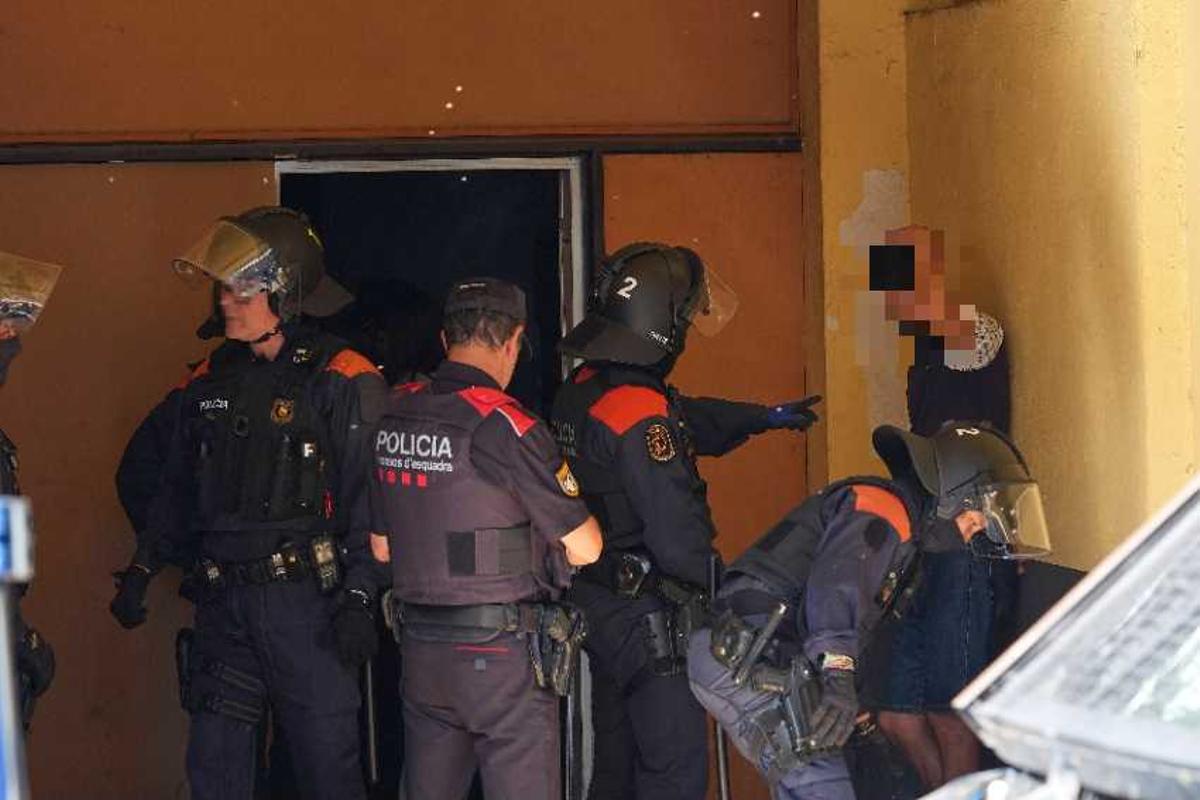 Les imatges del desallotjament per emergència el bloc ocupat de la ronda Ferran Puig de Girona Les imatges del desallotjament per emergència el bloc ocupat de la ronda Ferran Puig de Girona