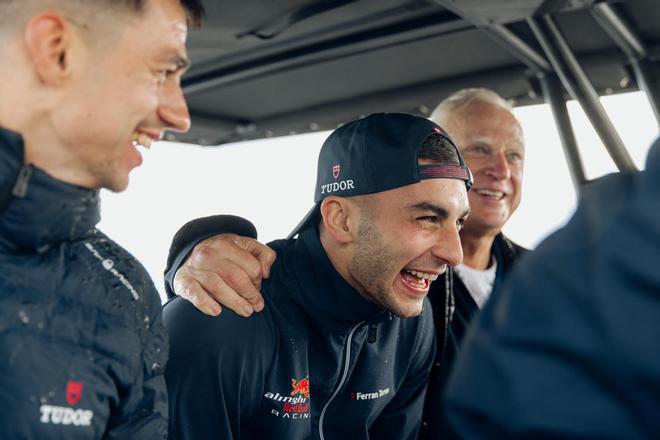 La fusión perfecta entre vela y fútbol: Ferran Torres visita la base de Alinghi Red Bull Racing como parte de la organización Kick out Plastic