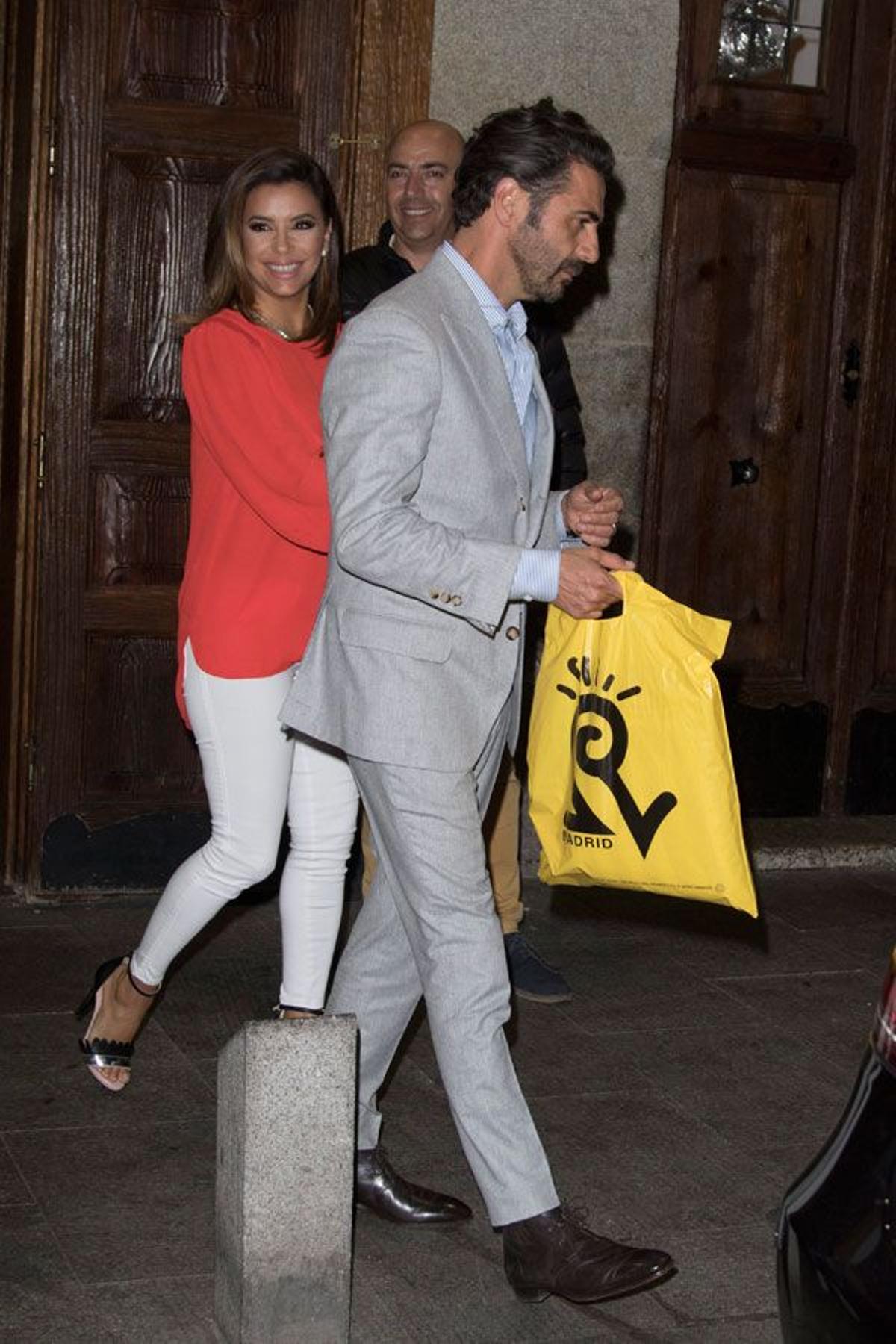 Eva Longoria junto a José Bastón de cena con Chenoa