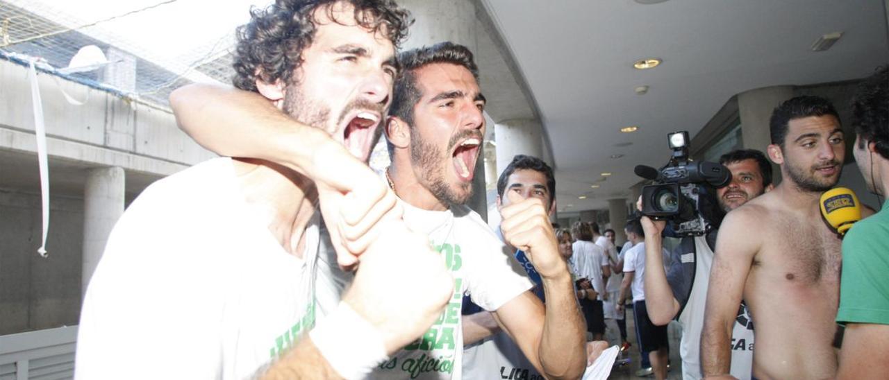 Los hermanos Cruz, Fran y Bernardo, celebran el ascenso a Primera División del Córdoba CF en Las Palmas.