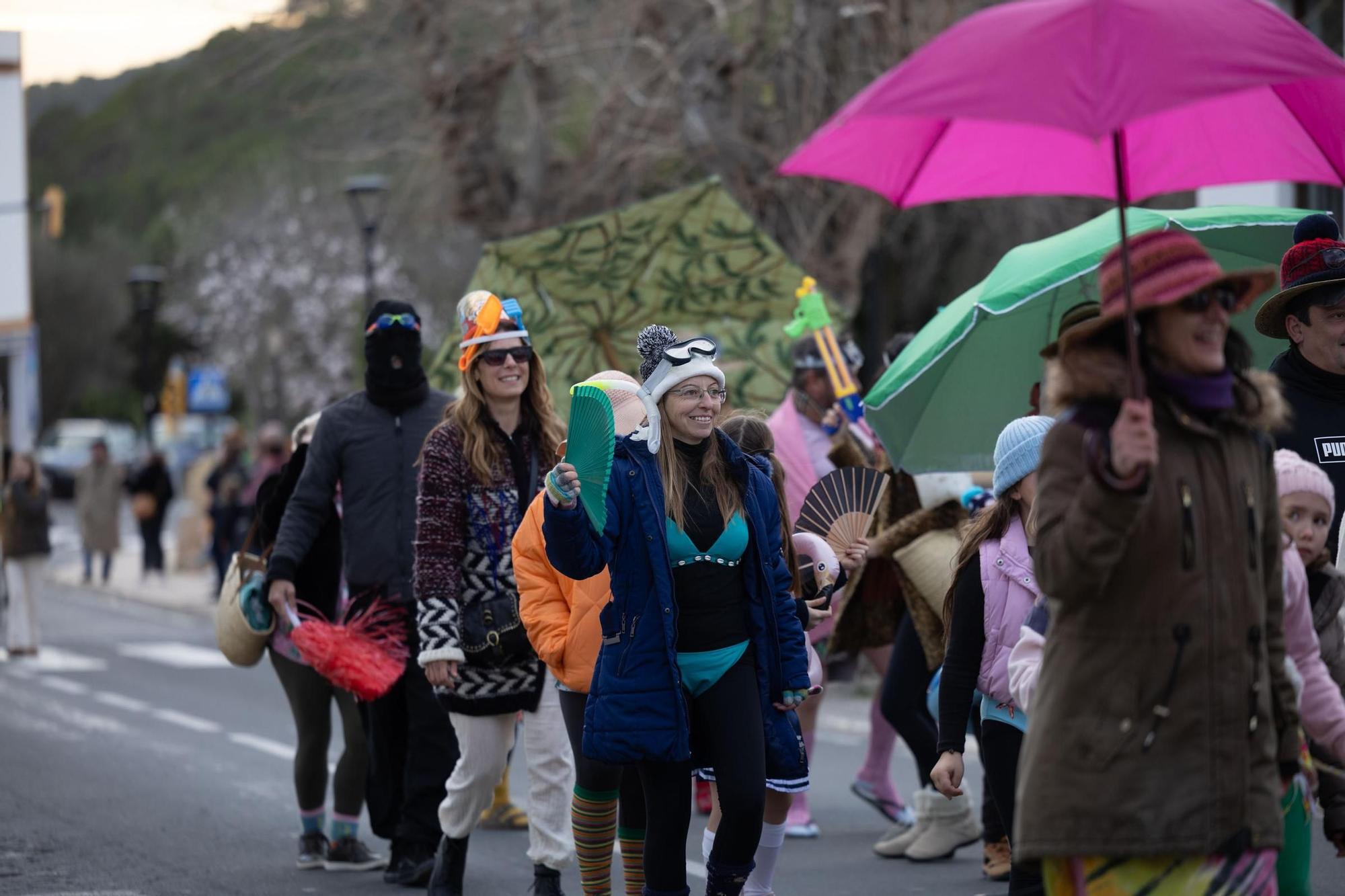 Mira aquí las imágenes de la rúa de carnaval en Sant Joan