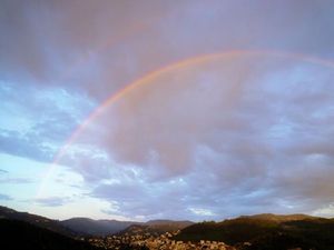 Una espectacular vista de l’arc de Sant Martí a Torrelles de Llobregat (Barcelona).