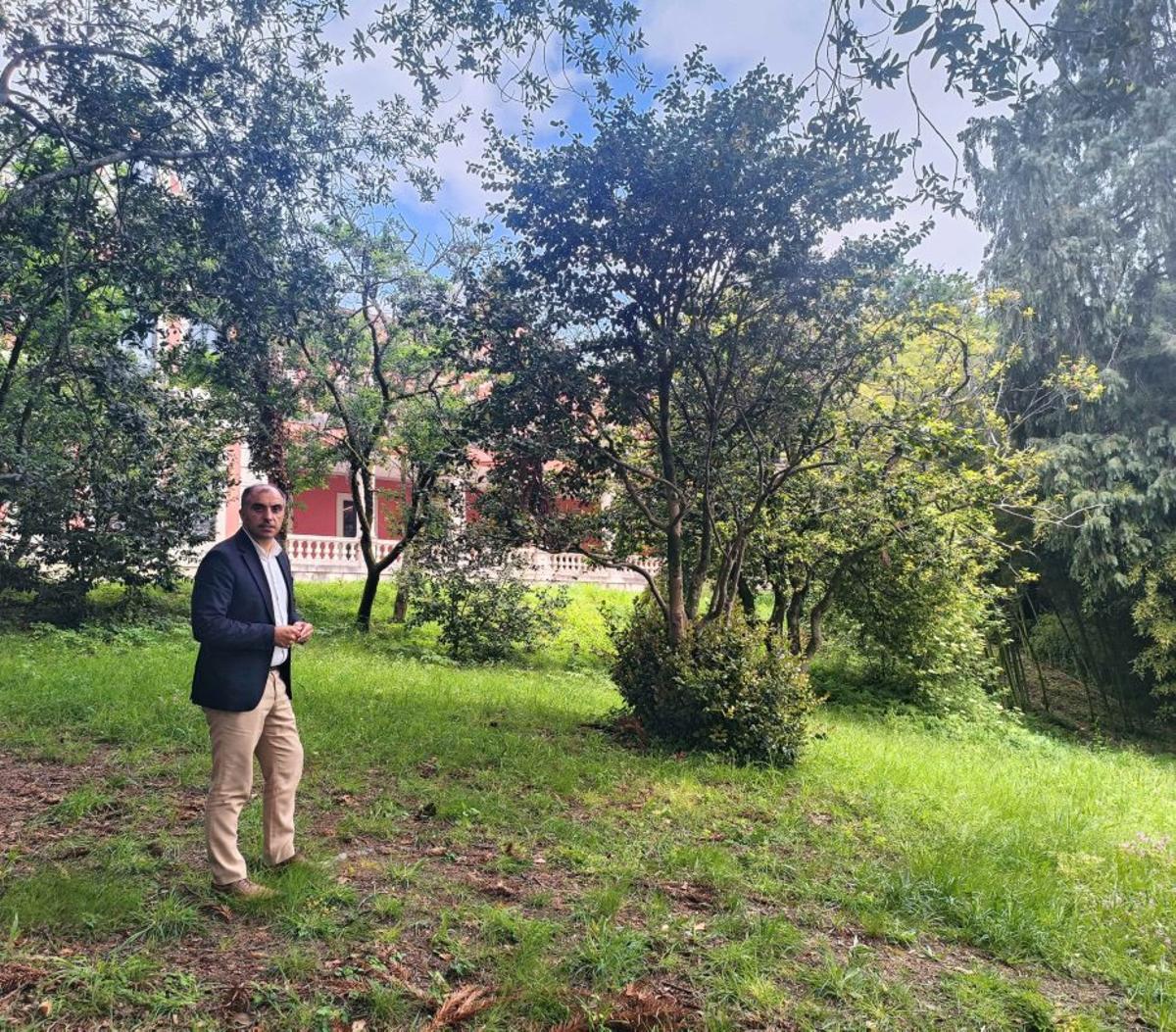 El alcalde de Poio, Ángel Moldes, en los jardines del Pazo Besada. | FDV