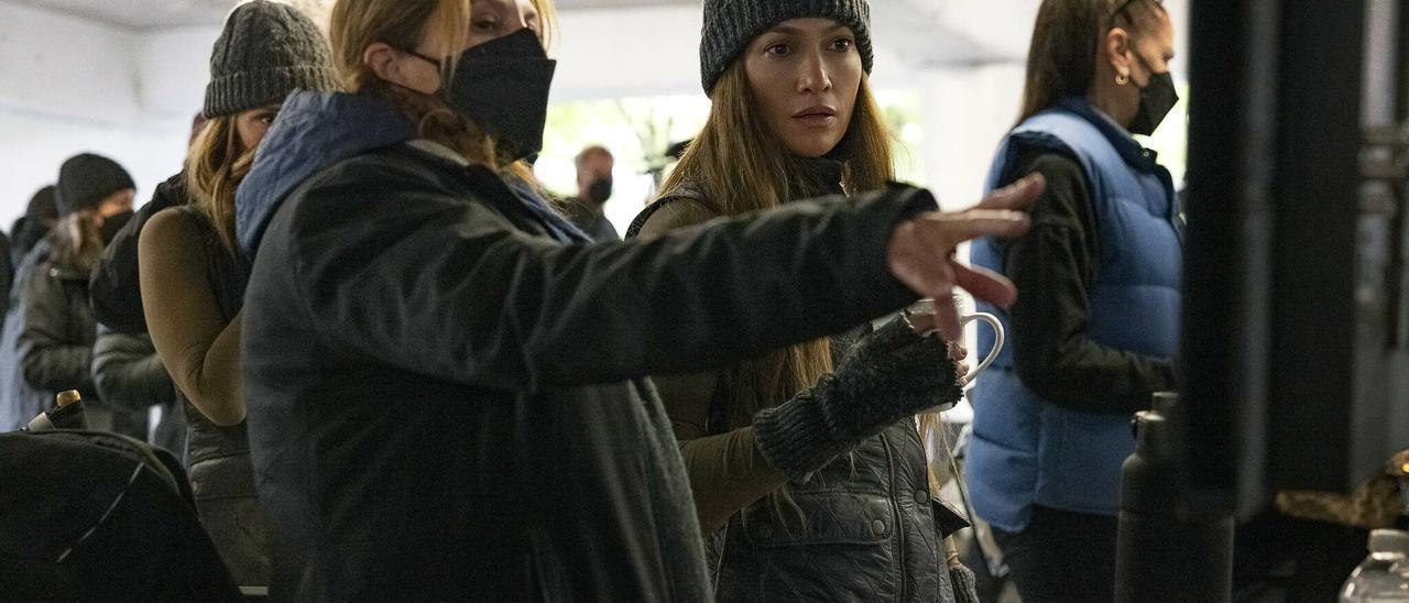 A la derecha, Jennifer López con la neozelandesa Niki Cari, durante el rodaje de &#039;The Mother&#039;.