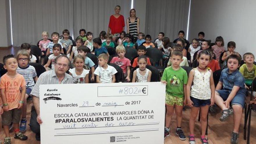 Alumnes del CEIP Catalunya de Navarcles van entregar a l&#039;alcalde la seva aportació de 802 euros
