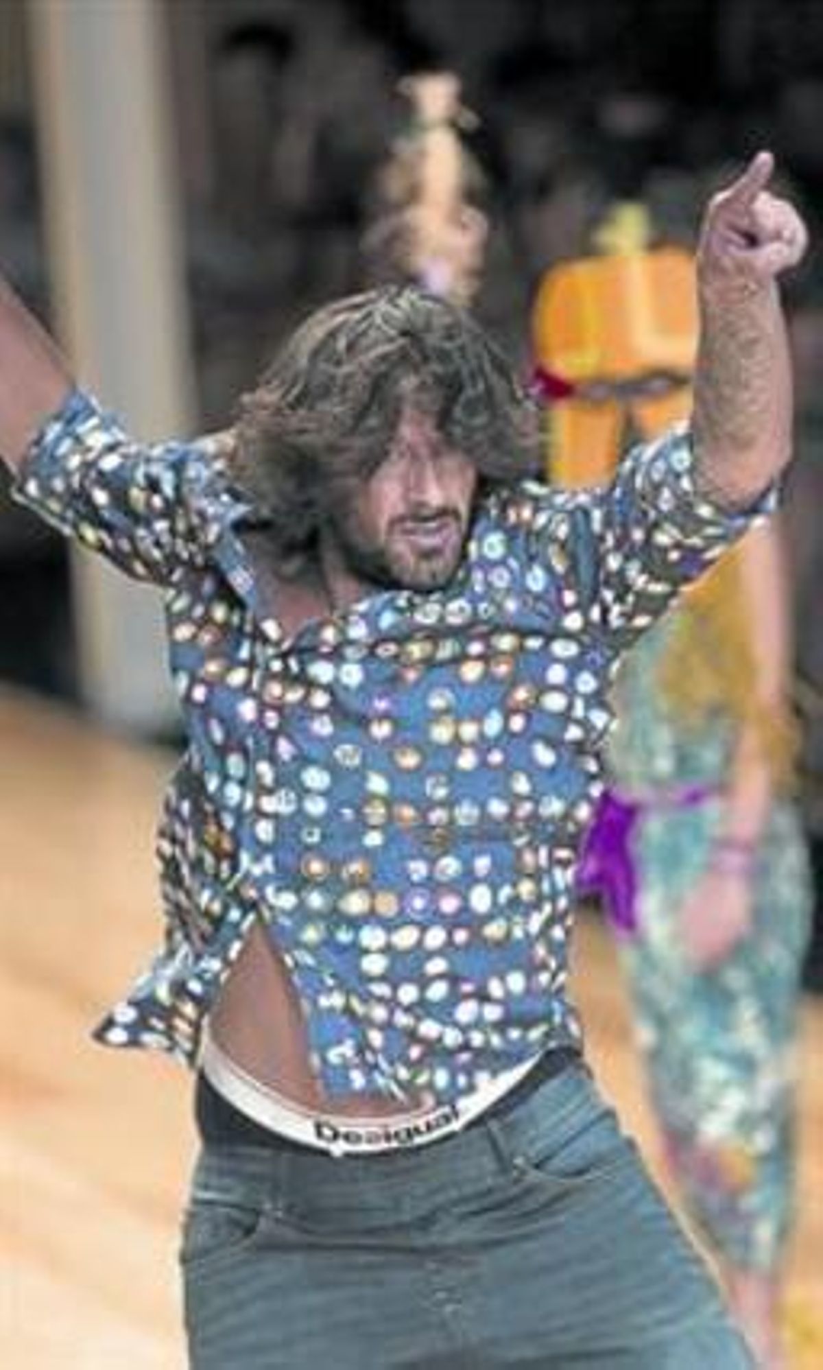 Rafael Amargo va exhibir el seu art amb molta broma a la passarel·la. Rafael Amargo va exhibir el seu art amb molta broma a la passarel·la.