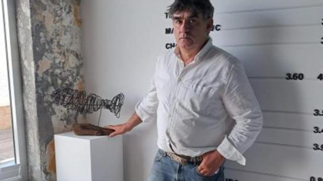 El artista con una de las obras. | FDV