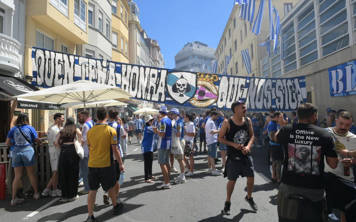 La fiesta por el ascenso del Deportivo arranca en la calle San Juan de A Coruña.