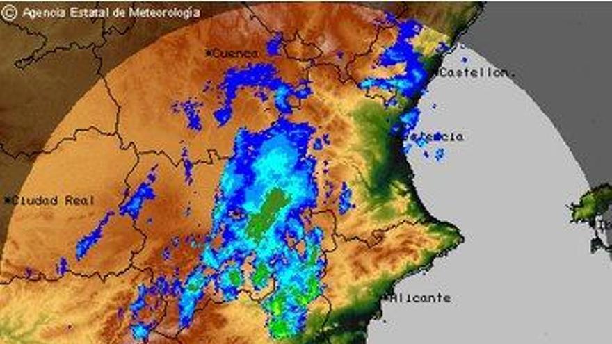 Imagen del radar de la Aemet que refleja la entrada de la tormenta anoche en la Región