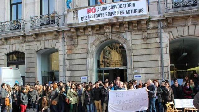 Profesores y alumnos, concentrados al mediodía de ayer delante del Conservatorio Superior de Asturias.
