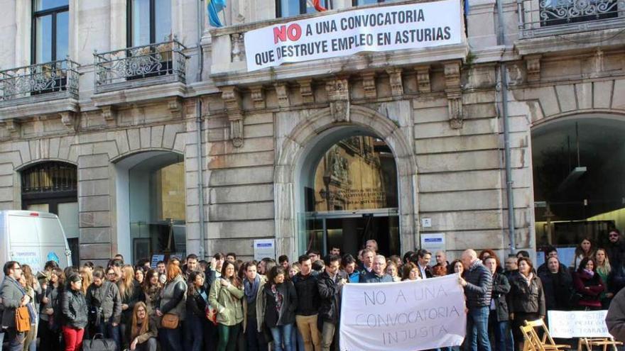 Profesores y alumnos, concentrados al mediodía de ayer delante del Conservatorio Superior de Asturias.