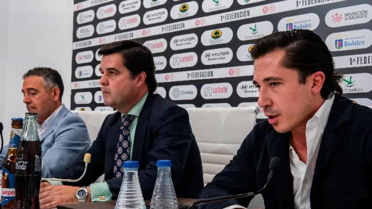 Diego García -izquierda-, Luis Díaz-Ambrona -centro- y Patricio Arana -derecha, durante la rueda de prensa este martes.