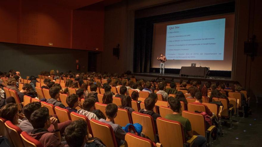 Àlex Bach, en la xerrada a La Cate de Figueres.