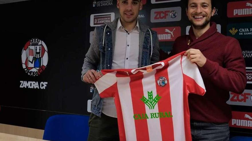 El director técnico del Zamora CF, Manu Alvarez, con el jugador Raúl Alvarez.