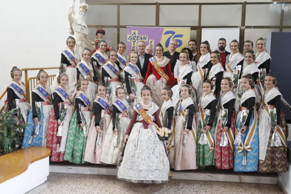 Las falleras mayores visitan los talleres de Ciudad Fallera