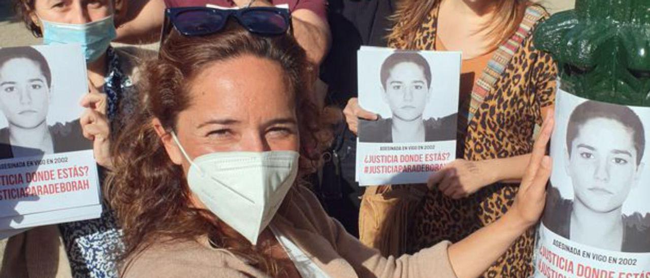 La hermana y amigos de Déborah, en 2021, con carteles de la joven.