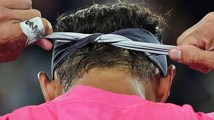 Rafa Nadal se prepara antes de un partido.