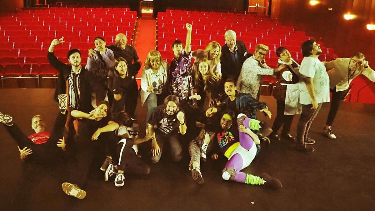 Los actores y actrices protagonistas tras un ensayo de la obra de esta misma semana.